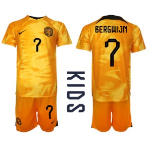 Nederländerna Steven Bergwijn #7 kläder Barn VM 2022 Hemmatröja Kortärmad (+ korta byxor)